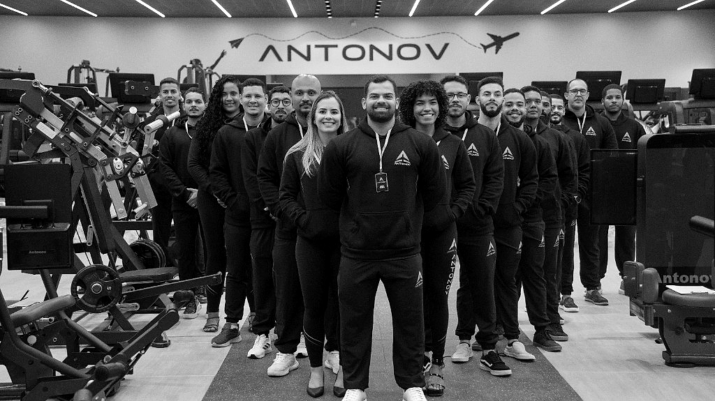 Tripulação Antonov Center 2026 reunida no hangar em Irecê